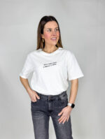 Maglia a manica corta realizzata in cotone morbido, leggera e traspirante, perfetta per il comfort quotidiano. La vestibilità morbida garantisce libertà di movimento e un look rilassato, adatto a ogni silhouette. Il capo è impreziosito da una scritta simpatica sul davanti, che aggiunge un tocco giocoso e originale,