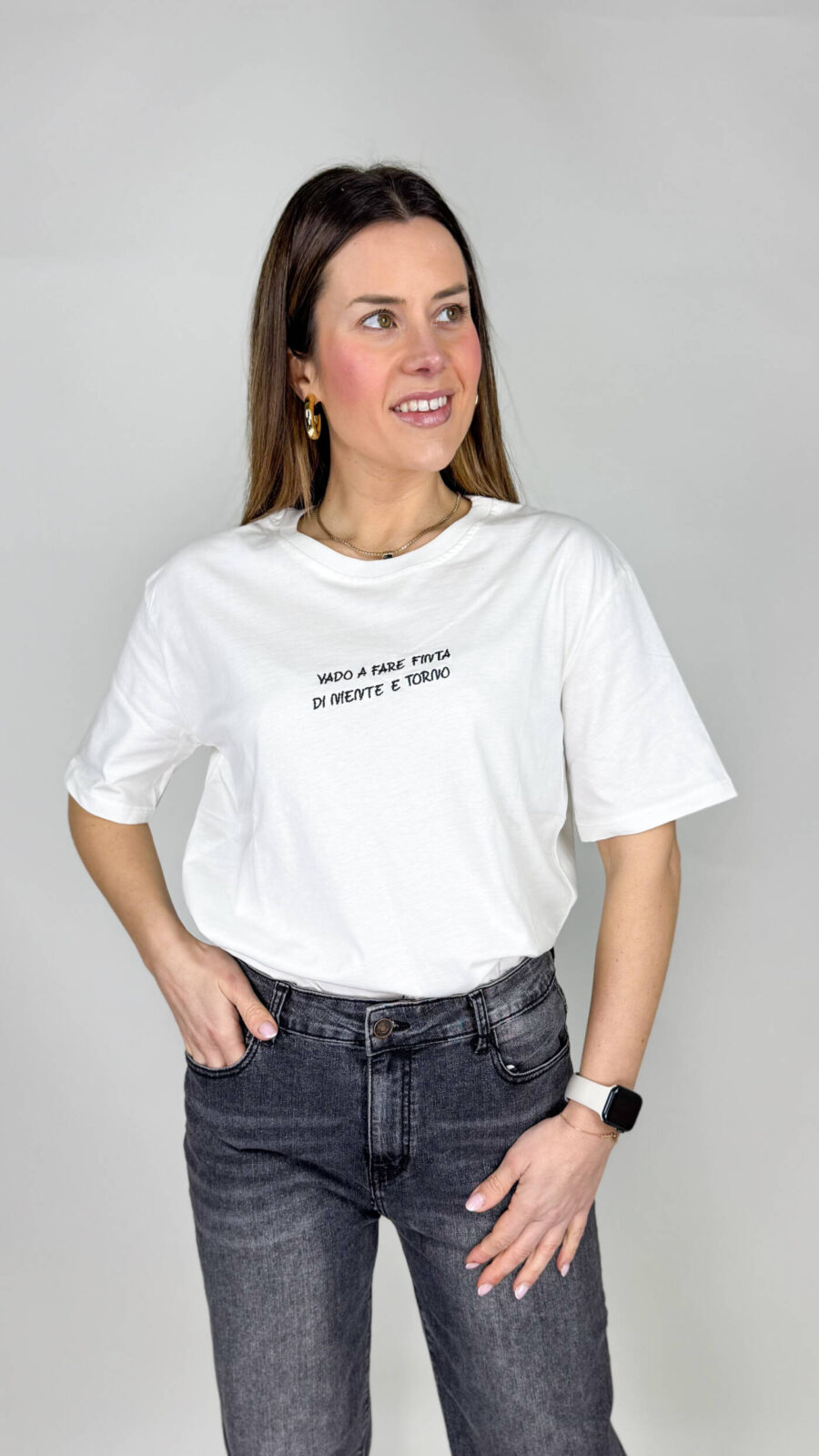 Maglia a manica corta realizzata in cotone morbido, leggera e traspirante, perfetta per il comfort quotidiano. La vestibilità morbida garantisce libertà di movimento e un look rilassato, adatto a ogni silhouette. Il capo è impreziosito da una scritta simpatica sul davanti, che aggiunge un tocco giocoso e originale,