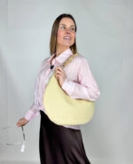 Borsa in ecopelle morbida dal design sofisticato e contemporaneo, caratterizzata da una lavorazione intrecciata che dona texture e personalità. La struttura flessibile e piacevole al tatto la rende comoda da portare e perfetta per accompagnare ogni momento della giornata. Il manico intrecciato con dettaglio dorato in ferro aggiunge un tocco luminoso e ricercato,