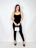 Tuta Jo intera dal design essenziale e ultra femminile, caratterizzata da bratelle sottili che valorizzano spalle e décolleté con delicatezza.