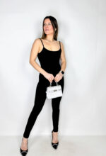 Tuta Jo intera dal design essenziale e ultra femminile, caratterizzata da bratelle sottili che valorizzano spalle e décolleté con delicatezza.