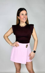 Una canotta marrone dal carattere deciso e raffinato, pensata per valorizzare la silhouette con dettagli di tendenza. Le spalline imbottite strutturano la linea delle spalle, donando equilibrio e un tocco contemporaneo dal fascino sofisticato.