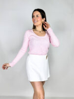 Pullover girocollo dal fascino romantico e senza tempo, impreziosito da una lavorazione a treccine che dona texture e carattere al capo. La linea classica e confortevole lo rende perfetto per ogni occasione, dal look quotidiano a quello più curato. Il dettaglio del cuoricino sul petto aggiunge un tocco dolce e distintivo