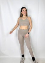 Un completo da allenamento color sabbia dal design moderno ed essenziale, pensato per unire performance e femminilità. La tonalità neutra e sofisticata esalta l’abbronzatura e dona un’eleganza naturale anche durante l’attività sportiva.