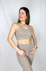 Un completo da allenamento color sabbia dal design moderno ed essenziale, pensato per unire performance e femminilità. La tonalità neutra e sofisticata esalta l’abbronzatura e dona un’eleganza naturale anche durante l’attività sportiva.