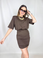 Un abito femminile e sofisticato, pensato per valorizzare le forme con eleganza. La gonna a tubino segue armoniosamente la silhouette, mentre il drappeggio sui fianchi crea un raffinato gioco di volumi che slancia la figura e dona movimento al design.