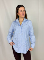 Perfetta da abbinare a un pantalone bianco per un effetto chic e luminoso, oppure a un jeans per un’eleganza casual con carattere. ✨