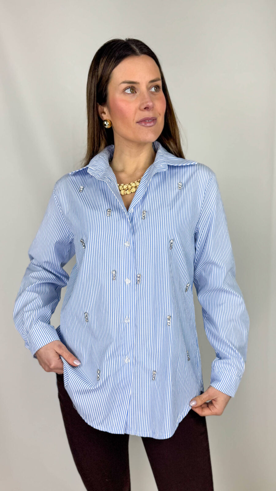 Perfetta da abbinare a un pantalone bianco per un effetto chic e luminoso, oppure a un jeans per un’eleganza casual con carattere. ✨