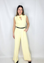 Tuta Roma intera smanicata dal design elegante e versatile, perfetta sia per una cerimonia che per un look casual con sneakers.