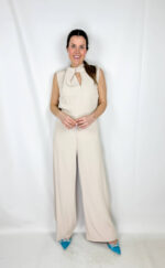 Tuta Roma intera smanicata dal design elegante e versatile, perfetta sia per una cerimonia che per un look casual con sneakers. Il