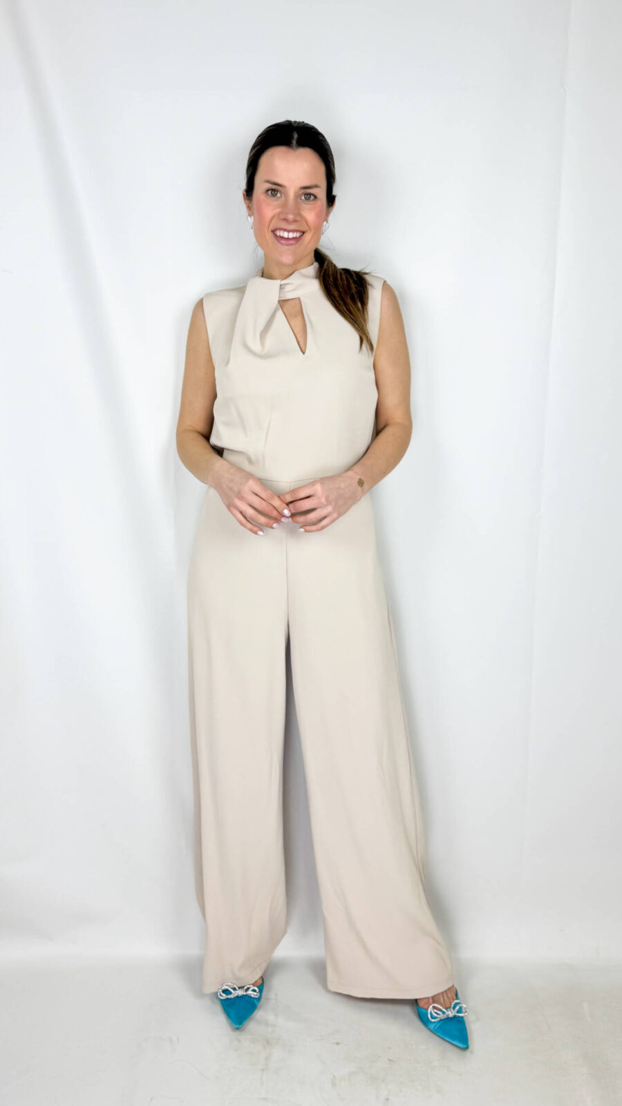 Tuta Roma intera smanicata dal design elegante e versatile, perfetta sia per una cerimonia che per un look casual con sneakers. Il