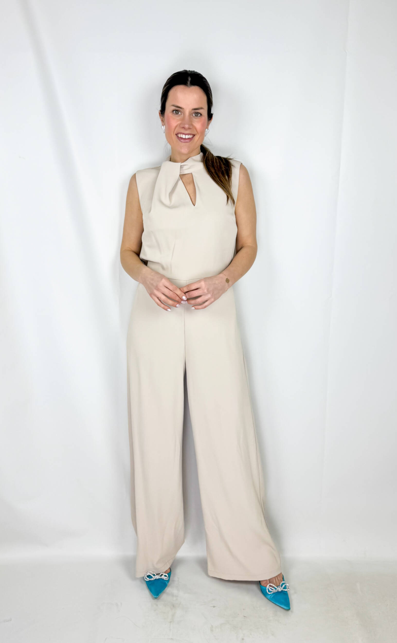 IMG_2662 Tuta Roma intera smanicata dal design elegante e versatile, perfetta sia per una cerimonia che per un look casual con sneakers. Il