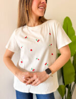 T-shirt bianca dalla vestibilità comoda, pensata per chi ama sentirsi libera nei movimenti senza rinunciare allo stile. Realizzata in cotone morbido e traspirante, cade fluida sulla silhouette con una linea rilassata che valorizza ogni fisicit