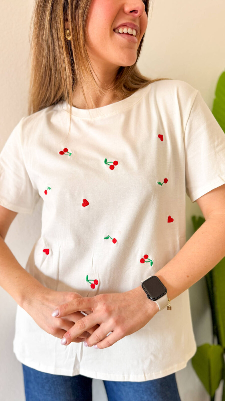 T-shirt bianca dalla vestibilità comoda, pensata per chi ama sentirsi libera nei movimenti senza rinunciare allo stile. Realizzata in cotone morbido e traspirante, cade fluida sulla silhouette con una linea rilassata che valorizza ogni fisicit
