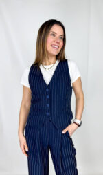 Un gilet gessato è un capo dal fascino sartoriale, elegante e deciso.