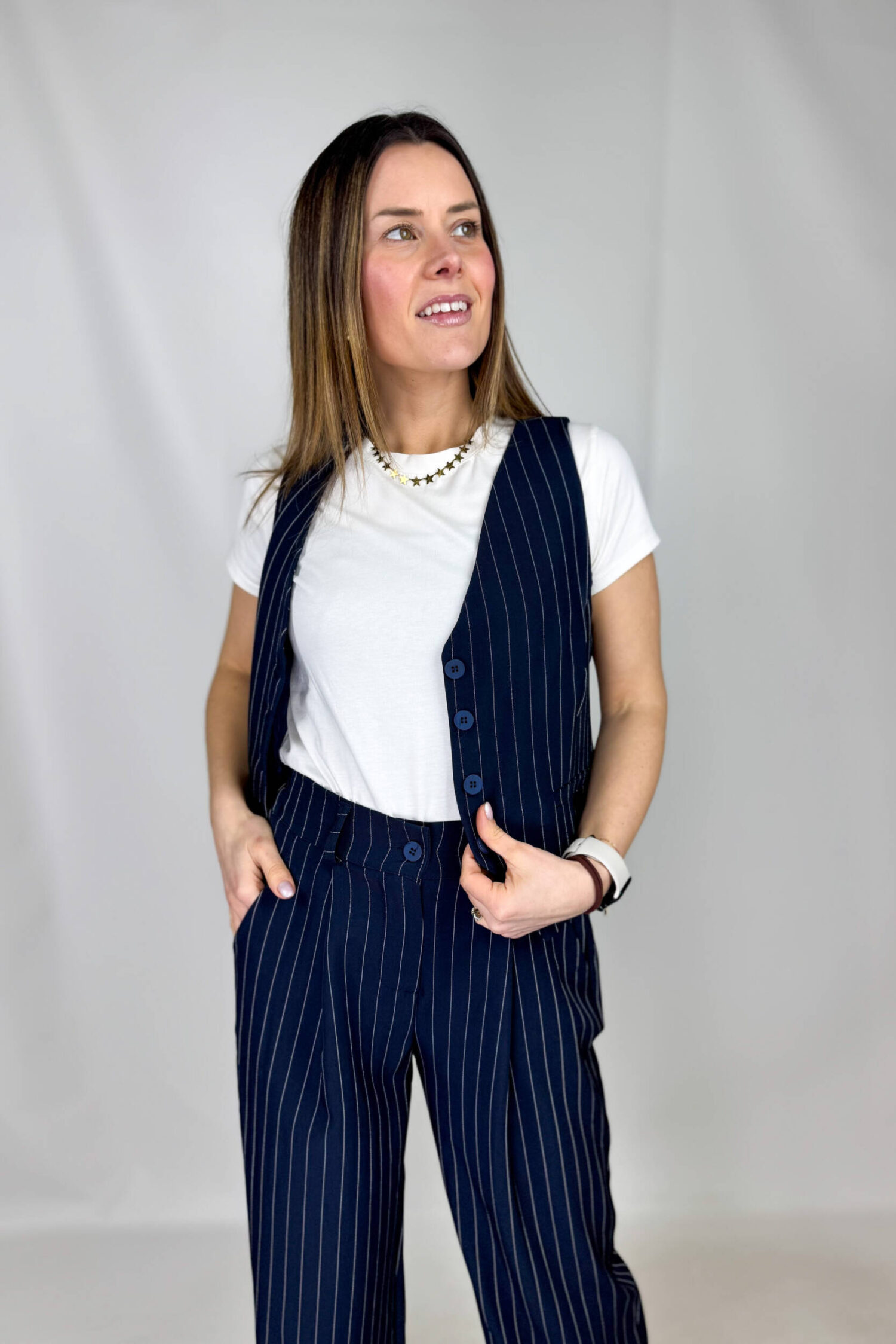 Un gilet gessato è un capo dal fascino sartoriale, elegante e deciso.