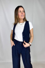 Un gilet gessato è un capo dal fascino sartoriale, elegante e deciso.