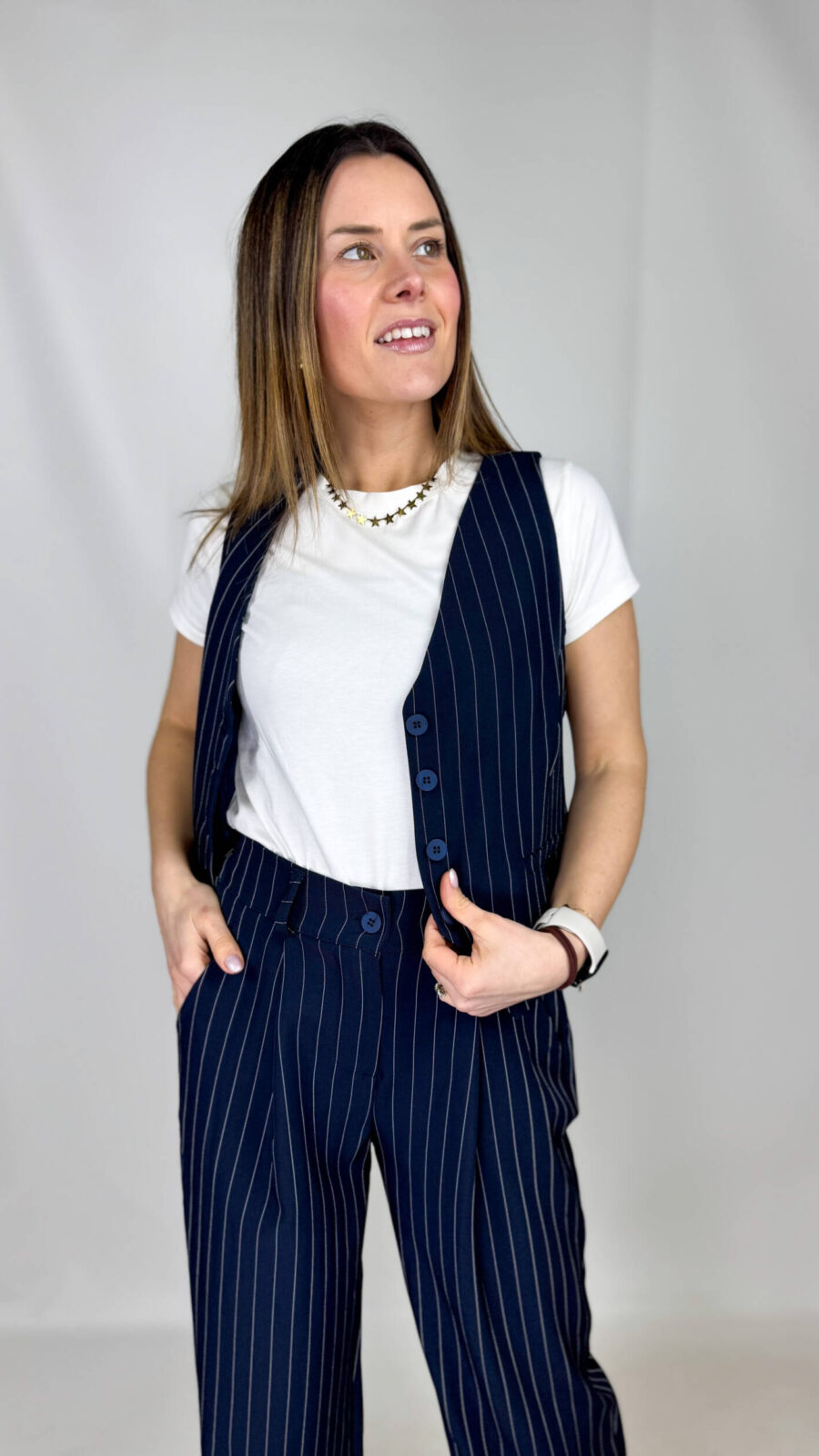 Un gilet gessato è un capo dal fascino sartoriale, elegante e deciso.