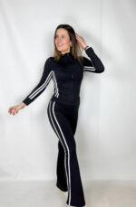 Una tuta da yoga con pantaloni flare e felpa crop con zip frontale unisce comfort e stile. 👖 Pantaloni flare: vita alta contenitiva, tessuto elasticizzato e traspirante. Aderenti su fianchi e cosce, si aprono dal ginocchio in giù con linea a zampa che slancia la figura e accompagna i movimenti. 👚 Felpa crop con zip: corta sopra la vita, aderente ma comoda, con zip frontale integrale. Maniche lunghe e tessuto morbido coordinato ai pantaloni.