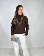 Maglia modello Easy Fit realizzata in morbida e calda viscosa, trama lavorata con collo a lupetto. Colore marrone. Taglia unica, veste dalla 44 alla 48.