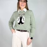Berretto con strass decorativi e pullover da donna con ricamo orsetto sul davanti. Casual chic. cotone.