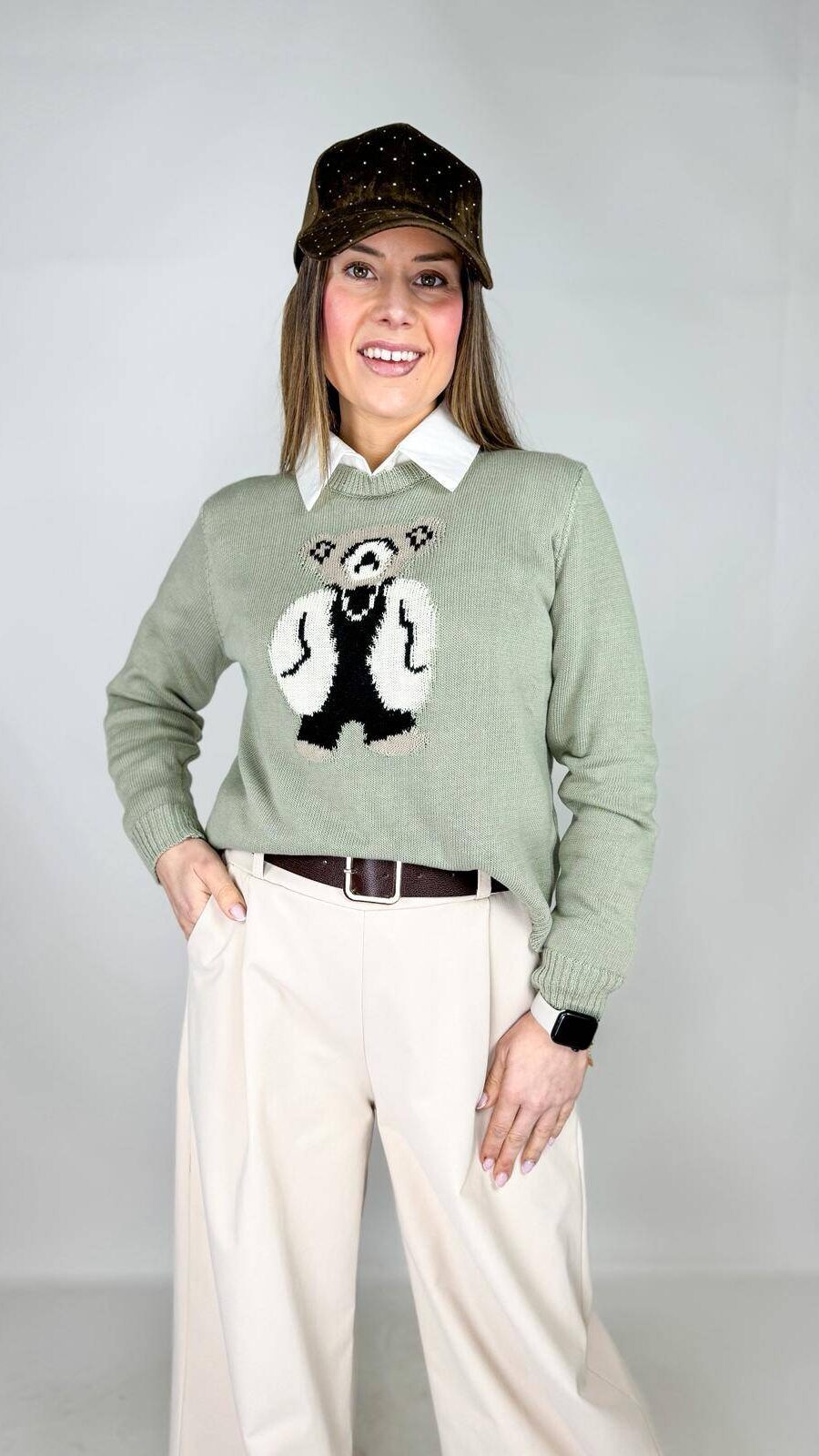 Berretto con strass decorativi e pullover da donna con ricamo orsetto sul davanti. Casual chic. cotone.