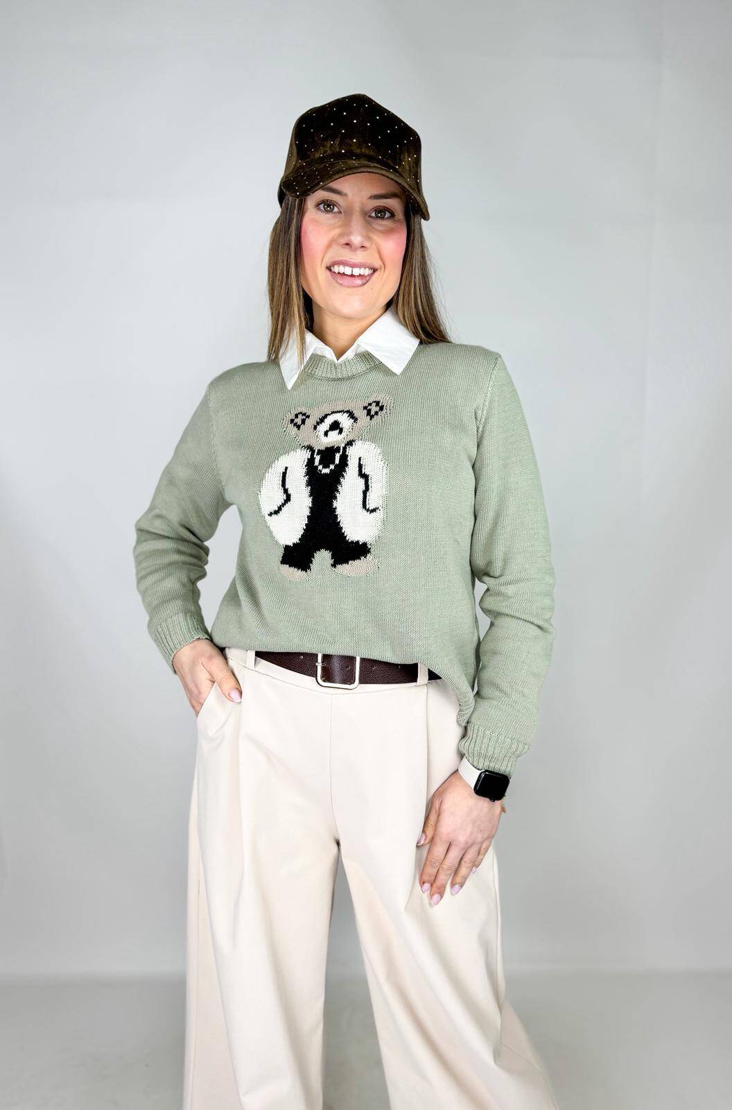 Berretto con strass decorativi e pullover da donna con ricamo orsetto sul davanti. Casual chic. cotone.