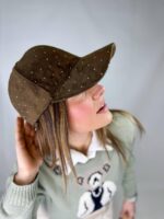 Berretto con strass decorativi