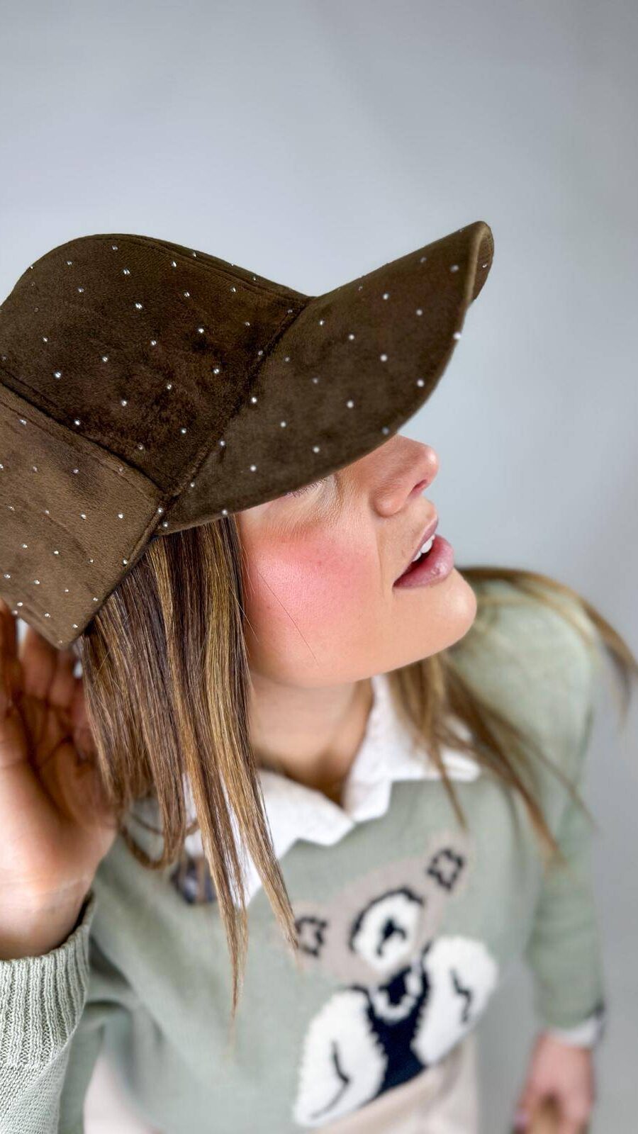 Berretto con strass decorativi