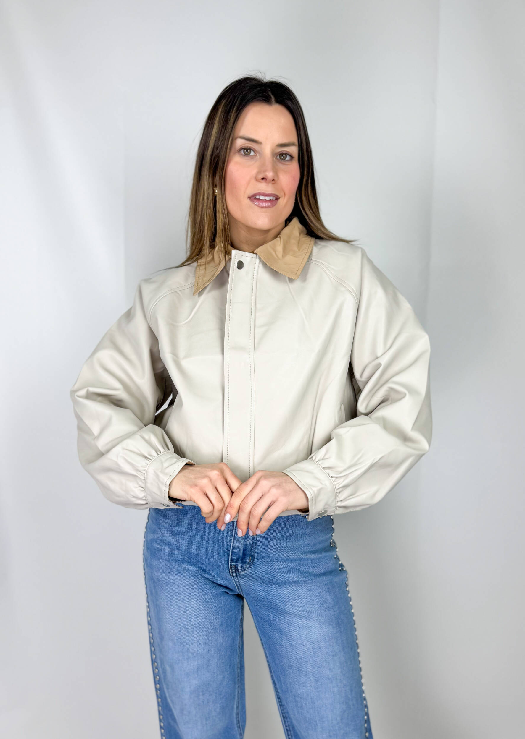 IMG_2945 Una giacca bomber mezza stagione in ecopelle beige con colletto color cammello è il perfetto equilibrio tra eleganza e stile casual contemporaneo.