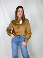 Realizzata in tessuto effetto suede morbido e vellutato al tatto, avvolge la silhouette con una vestibilità confortevole e strutturata al tempo stesso. Il colore cammello, caldo e naturale, dona luminosità all’incarnato ed è estremamente versatile: perfetto da abbinare a tonalità neutre come beige, panna e marrone, ma anche a denim o nero per un contrasto più deciso.