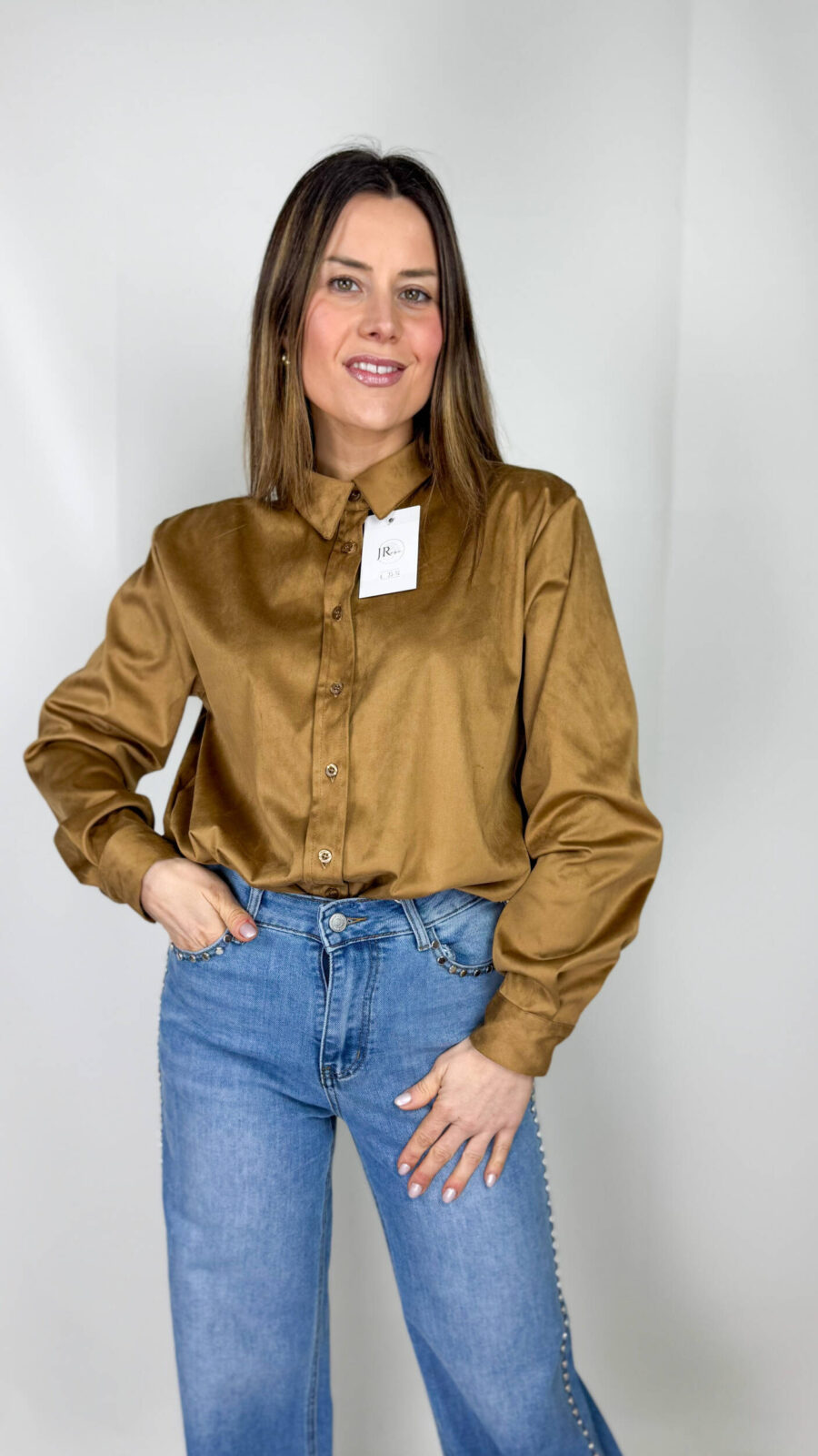 Realizzata in tessuto effetto suede morbido e vellutato al tatto, avvolge la silhouette con una vestibilità confortevole e strutturata al tempo stesso. Il colore cammello, caldo e naturale, dona luminosità all’incarnato ed è estremamente versatile: perfetto da abbinare a tonalità neutre come beige, panna e marrone, ma anche a denim o nero per un contrasto più deciso.