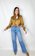 Realizzata in tessuto effetto suede morbido e vellutato al tatto, avvolge la silhouette con una vestibilità confortevole e strutturata al tempo stesso. Il colore cammello, caldo e naturale, dona luminosità all’incarnato ed è estremamente versatile: perfetto da abbinare a tonalità neutre come beige, panna e marrone, ma anche a denim o nero per un contrasto più deciso.