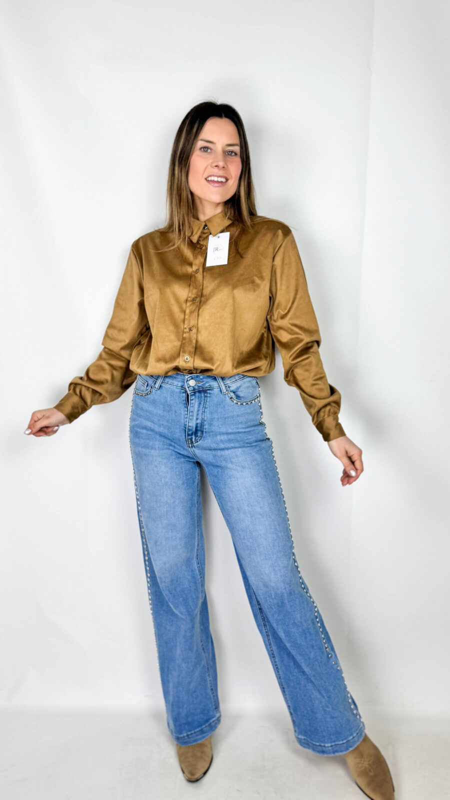 Realizzata in tessuto effetto suede morbido e vellutato al tatto, avvolge la silhouette con una vestibilità confortevole e strutturata al tempo stesso. Il colore cammello, caldo e naturale, dona luminosità all’incarnato ed è estremamente versatile: perfetto da abbinare a tonalità neutre come beige, panna e marrone, ma anche a denim o nero per un contrasto più deciso.