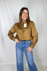 Realizzata in tessuto effetto suede morbido e vellutato al tatto, avvolge la silhouette con una vestibilità confortevole e strutturata al tempo stesso. Il colore cammello, caldo e naturale, dona luminosità all’incarnato ed è estremamente versatile: perfetto da abbinare a tonalità neutre come beige, panna e marrone, ma anche a denim o nero per un contrasto più deciso.