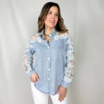 Un perfetto equilibrio tra grinta e romanticismo: questa camicia in denim reinventa un grande classico con dettagli femminili e ricercati. Il tessuto in jeans dona carattere e versatilità, mentre gli inserti in pizzo su maniche e spalle aggiungono un tocco delicato e raffinato.