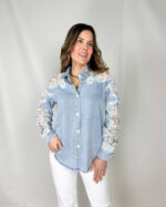 Un perfetto equilibrio tra grinta e romanticismo: questa camicia in denim reinventa un grande classico con dettagli femminili e ricercati. Il tessuto in jeans dona carattere e versatilità, mentre gli inserti in pizzo su maniche e spalle aggiungono un tocco delicato e raffinato.