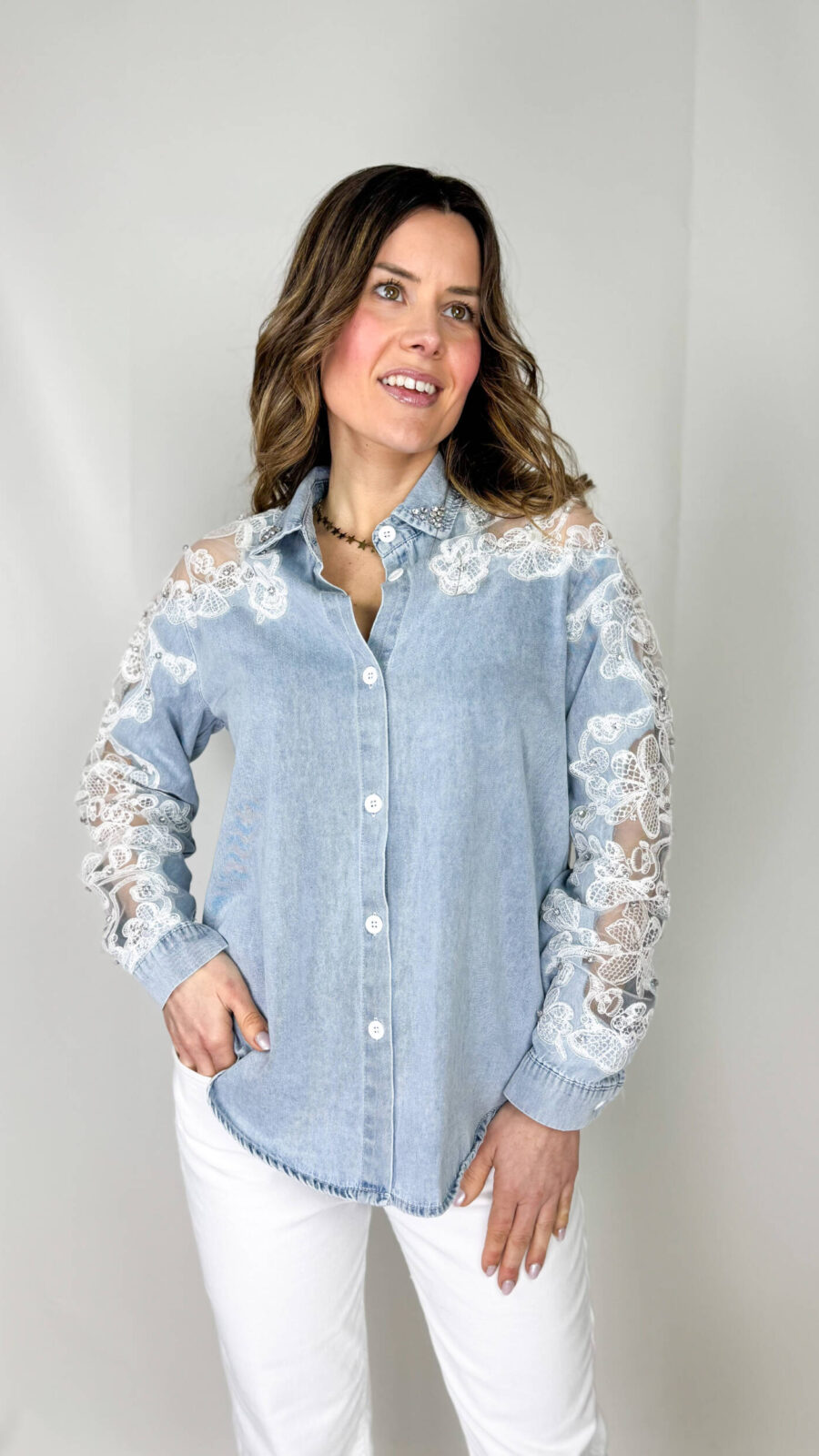 Un perfetto equilibrio tra grinta e romanticismo: questa camicia in denim reinventa un grande classico con dettagli femminili e ricercati. Il tessuto in jeans dona carattere e versatilità, mentre gli inserti in pizzo su maniche e spalle aggiungono un tocco delicato e raffinato.