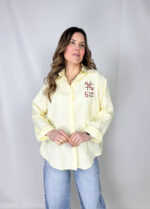 Essenziale ma con carattere, questa camicia in puro cotone unisce comfort e stile contemporaneo. La vestibilità oversize regala un fit morbido e rilassato, perfetto per creare look moderni e versatili. Il dettaglio distintivo è il ricamo rosso sul petto,