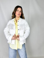 Dal carattere deciso e contemporaneo, questa giacca in denim a vestibilità morbida è il capo ideale per chi ama distinguersi.