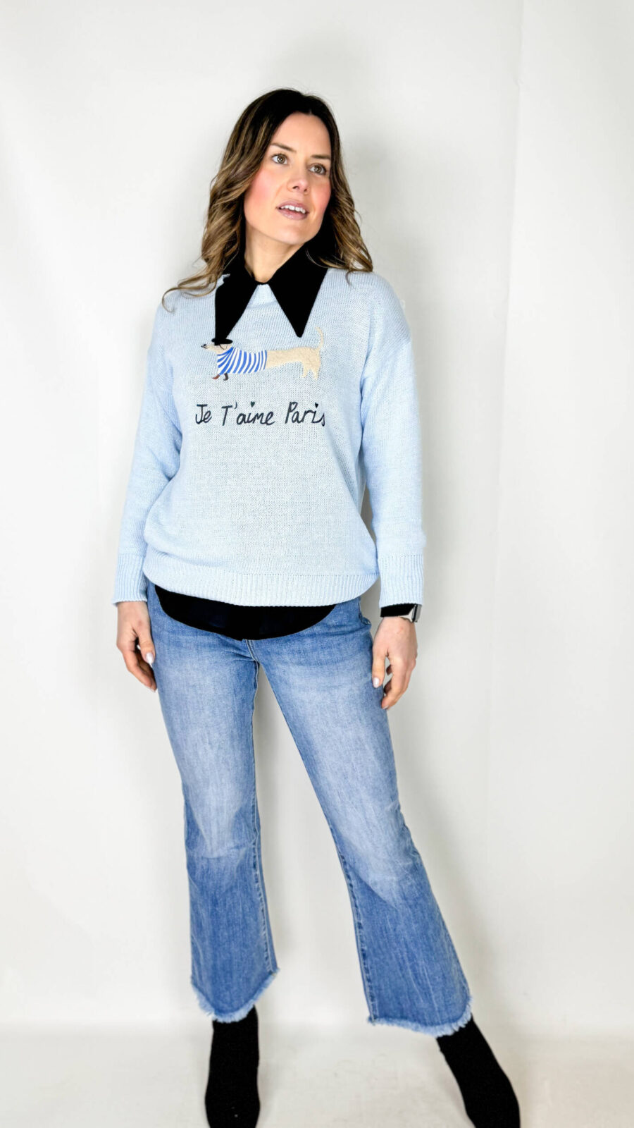 Jeans Trendy modello flare a vita medio-bassa in cotone elasticizzato. Rinnova il tuo guardaroba con questo jeans modello flare, perfetto per uno stile contemporaneo e femminile.