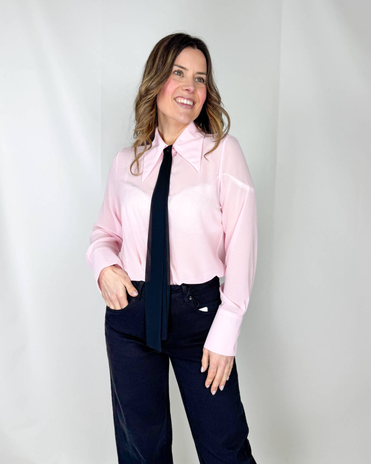 Camicia in tessuto semitrasparente con cravattina.