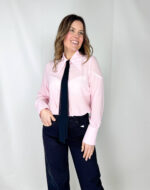 Camicia in tessuto semitrasparente con cravattina.