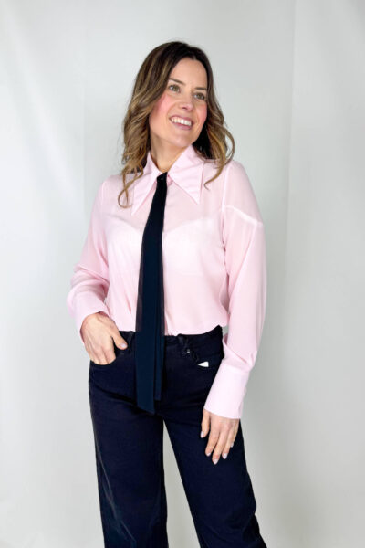 Camicia in tessuto semitrasparente con cravattina.