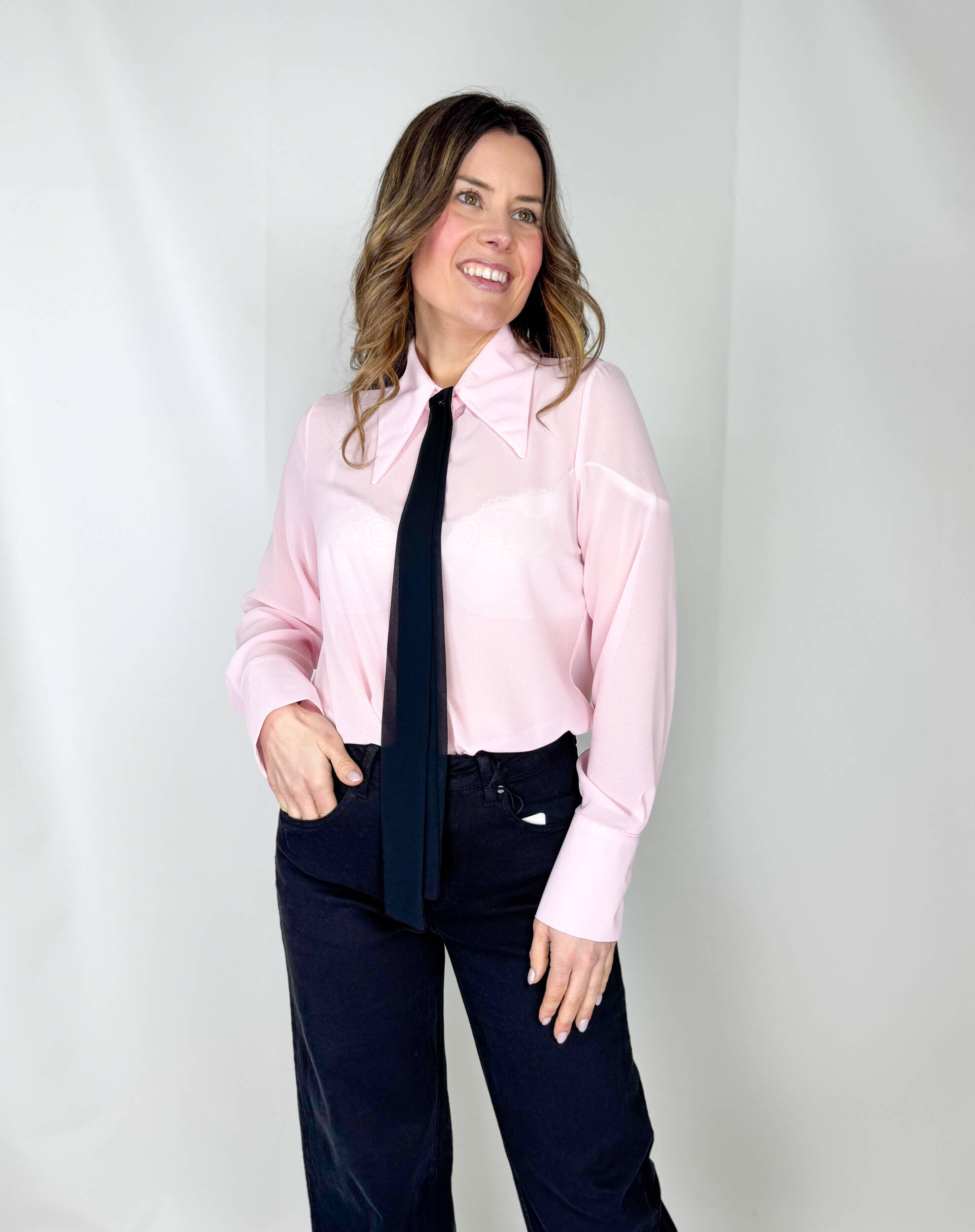 IMG_3170 Camicia in tessuto semitrasparente con cravattina.