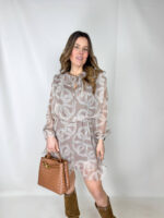 Abito Anna corto in fantasia perfetto per la primavera e l’estate. Il design presenta maniche morbide che aggiungono un tocco femminile e leggero al look,