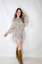 Abito Anna corto in fantasia perfetto per la primavera e l’estate. Il design presenta maniche morbide che aggiungono un tocco femminile e leggero al look,