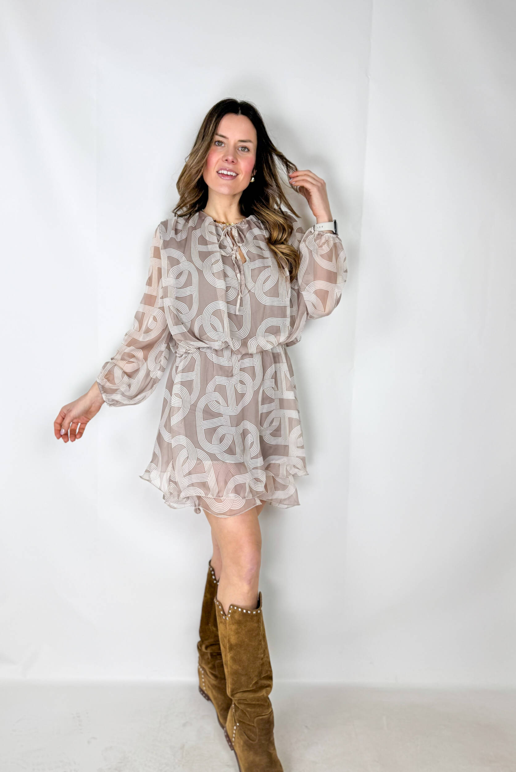 IMG_3250 Abito Anna corto in fantasia perfetto per la primavera e l’estate. Il design presenta maniche morbide che aggiungono un tocco femminile e leggero al look,