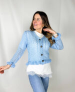 Aggiungi un tocco di femminilità a ogni outfit con questo cardigan in maglia traforata, leggero e raffinato. Il design traforato crea un effetto armonioso e arioso, perfetto per le mezze stagioni o per completare un look estivo elegante. Gli orli arricciati su maniche e fondo donano un dettaglio romantico e moderno