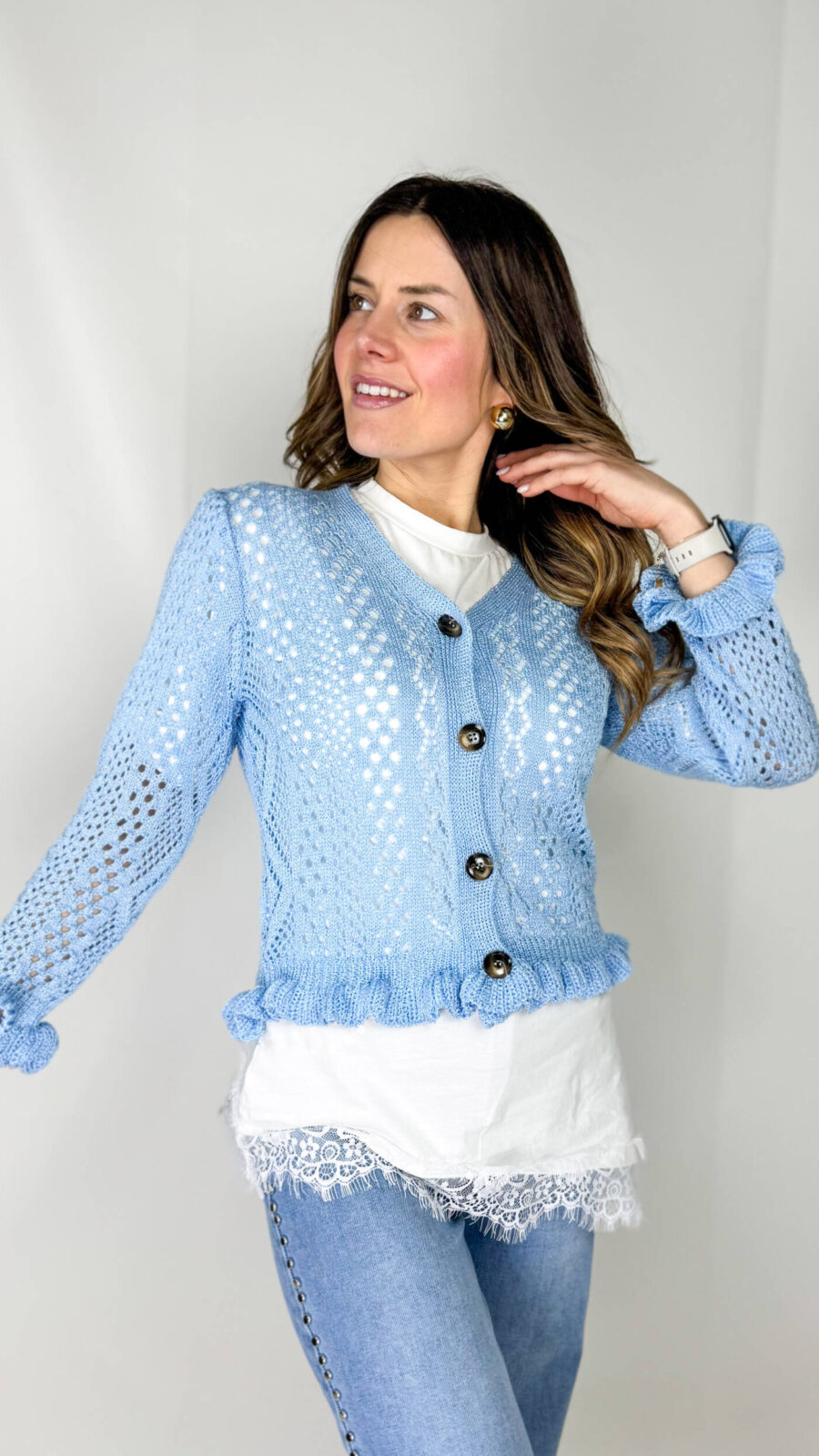 Aggiungi un tocco di femminilità a ogni outfit con questo cardigan in maglia traforata, leggero e raffinato. Il design traforato crea un effetto armonioso e arioso, perfetto per le mezze stagioni o per completare un look estivo elegante. Gli orli arricciati su maniche e fondo donano un dettaglio romantico e moderno